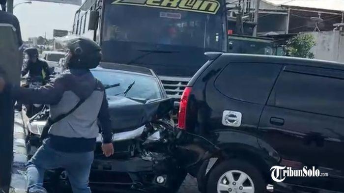 RUSAK - Kecelakaan beruntun terjadi di Jalan Ahmad Yani, tepatnya di simpang empat lampu merah Gembongan, Kecamatan Kartasura, Kabupaten Sukoharjo, pada Jumat (31/10/2025) pagi. Terlihat kondisi kendaraan yang terlibat kecelakaan tersebut mengalami kerusakan.