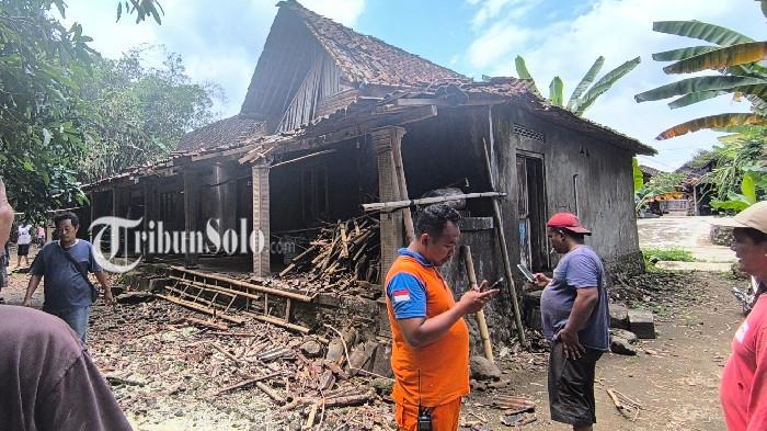 Hujan Deras, Pohon Karet Tumbang Timpa Rumah Warga di Tulung Klaten