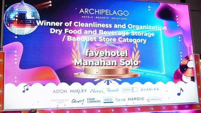 RAIH PENGHARGAAN - Tim fave hotel Manahan Solo menunjukkan penghargaan Juara 1 kategori Cleanliness & Organization Dry Food, Beverage Store and Banquet Store yang diraih dalam ajang Food & Beverage Conference 2026 Archipelago Hotels. Penghargaan tersebut menjadi bentuk apresiasi atas komitmen dan konsistensi dalam menjaga standar kebersihan, kerapian, serta pengelolaan area penyimpanan bahan makanan dan minuman. (IST)