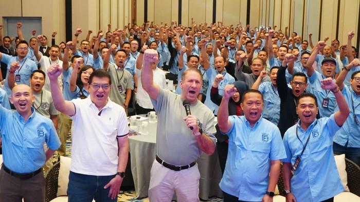 RAIH PENGHARGAAN - Tim fave hotel Manahan Solo menunjukkan penghargaan Juara 1 kategori Cleanliness & Organization Dry Food, Beverage Store and Banquet Store yang diraih dalam ajang Food & Beverage Conference 2026 Archipelago Hotels. Penghargaan tersebut menjadi bentuk apresiasi atas komitmen dan konsistensi dalam menjaga standar kebersihan, kerapian, serta pengelolaan area penyimpanan bahan makanan dan minuman. (IST)