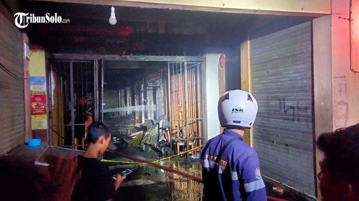MUNCUL API - Titik api kembali muncul di kios Pasar Kota Wonogiri, Senin (6/10/2025) malam. Titik api itu muncul di dekat pintu pasar bagian selatan sekira pukul 18.45 sebelum akhirnya ditangani oleh Damkar Wonogiri.