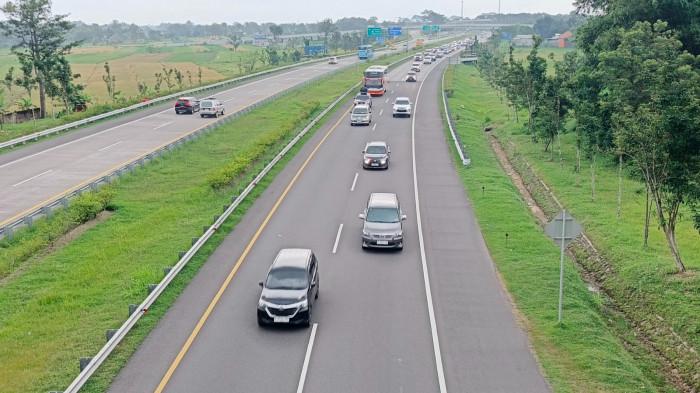 RAMAI - Kondisi arus lalulintas di tol Semarang-Solo, arah ke Jakarta ramai lancar, Selasa (24/3/2026). Arus mudik dan balik Lebaran 2026 di Boyolali diperkirakan terjadi dalam dua gelombang besar. Gelombang kedua diprediksi menjadi sorotan karena akan mencapai puncaknya pada akhir pekan, yakni 28–29 Maret 2026,