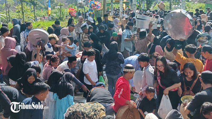 NYADRAN - Tradisi besar warga lereng Merapi–Merbabu digelar pada Rabu (4/2/2026). Tradisi tersebut dikenal dengan nama Sadranan, sebuah ritual turun-temurun yang dilaksanakan menjelang bulan Ramadan.