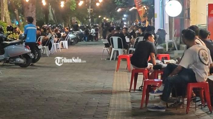 PAKAI TROTOAR. Sejumlah guiding block di Jalan Slamet Riyadi Solo tertutup meja kursi kafe beberapa waktu lalu. Ini mendapat keluhan dari komite disabilitas.
