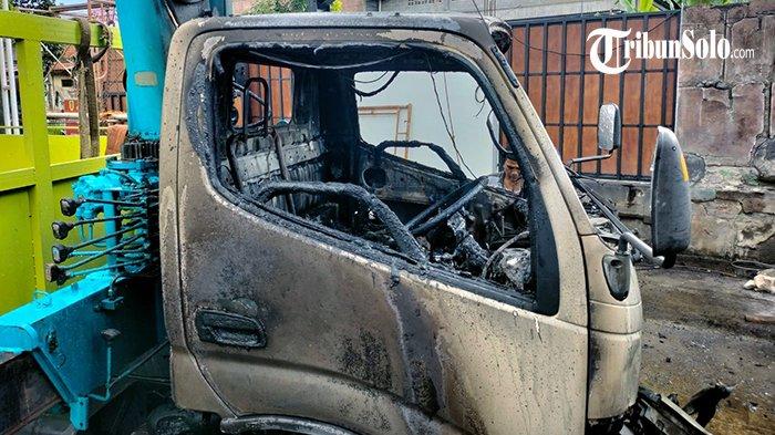 Truk Crane Terbakar di Klaten, Senggol Kabel Listrik saat Pasang Rangka Baja, Crew Sampai Loncat