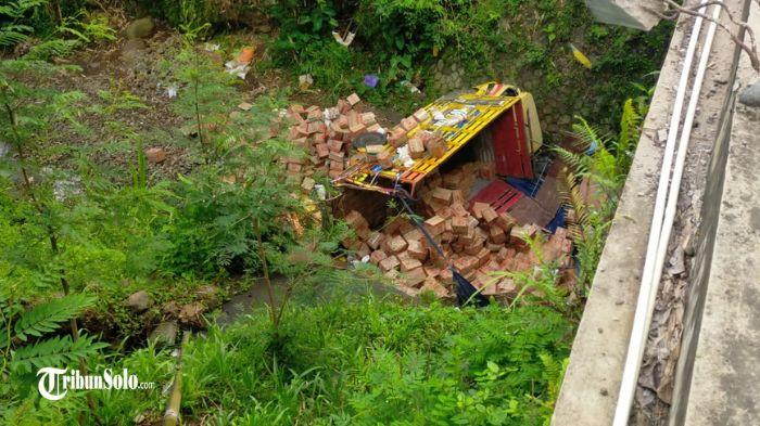 TERJUN KE SUNGAI - Truk bermuatan makanan ringan terjun ke sungai di Dusun Mandan Desa Tunggur, Kecamatan Slogohimo, Wonogiri, Rabu (17/12/2025) dini hari. Menurut pengakuan pengemudi, ia mengantuk saat mengemudi.