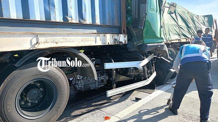 Truk Kontainer Hantam Truk Trailer di Tol Boyolali, Kenek Truk Kontainer Meninggal di Rumah Sakit