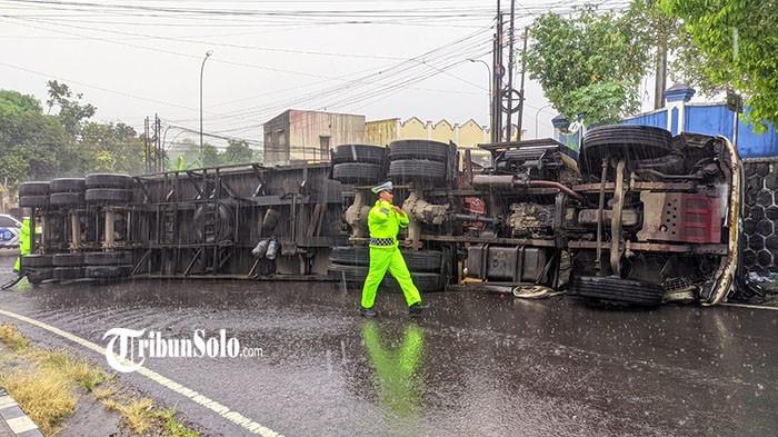 TRUK TERGULING - Truk kontainer muatan jagung terguling di barat Jembatan Jurang Gempal Kecamatan Wonogiri pada Kamis (30/4/2026) siang. Berdasarkan informasi dari warga sekitar, kecelakaan itu terjadi sekira pukul 13.25 WIB.