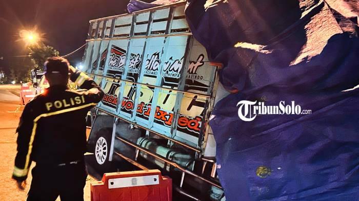 KECELAKAAN MAUT. Truk muatan daun jeruk yang mengalami kecelakaan tunggal di Jalan Raya Wonogiri–Ngadirojo, tepatnya di dusun Bulusari, Desa Bulusulur, Kecamatan Wonogiri, Senin (20/4/2026) pukul 01.20 WIB. Satu orang meninggal dunia.