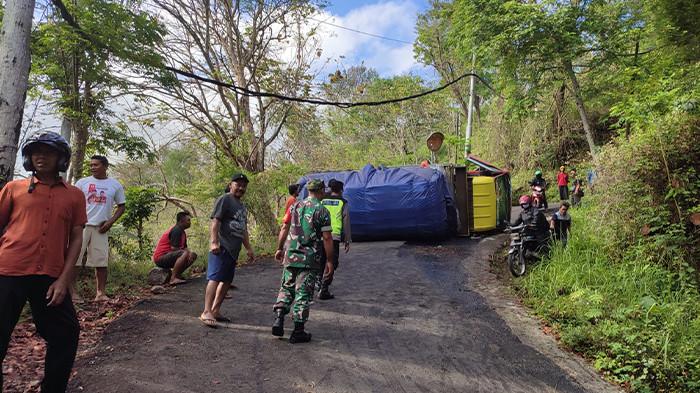 TRUK TERGULING - Truk muatan mi instan terguling di Jalur Tunggangan tepatnya di Dusun Ndawe Kidul, Desa Ngelo, Kecamatan Jatiroto, Wonogiri, Jumat (19/9/2025). Truk dengan nomor polisi AG 8858 UQ tersebut berangkat dari Pasuruan, Jawa Timur dengan tujuan Pacitan.