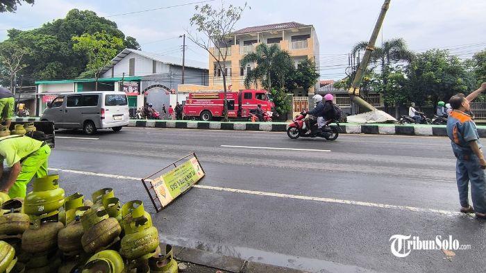 Truk muatan tabung gas 3 kilogram tabrak tiang penerangan jalan