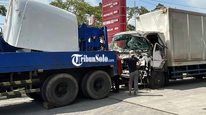 Truk ringsek Sukoharjo 23 Desember 2025