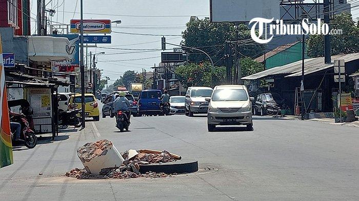 KESAKSIAN Warga soal Tugu Lilin Pajang Tertabrak Truk Pengangkut Ayam : Terdengar Benturan Keras