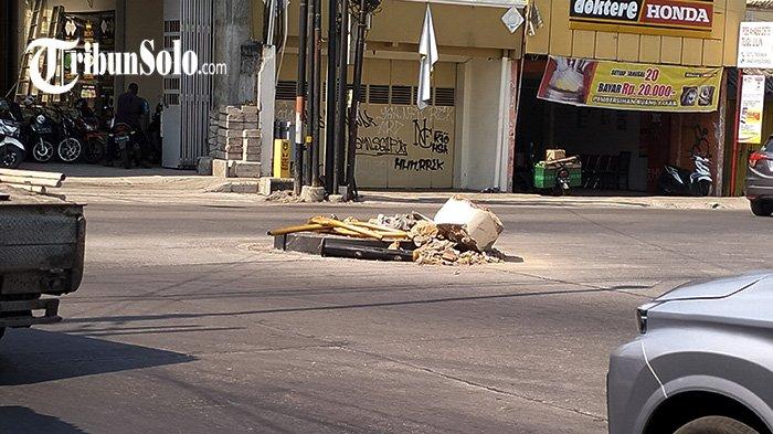 KONDISI Sopir Truk Yang Tabrak Tugu Lilin Pajang : Diduga Mengantuk, Tidak Lihat di Depan Ada Tugu