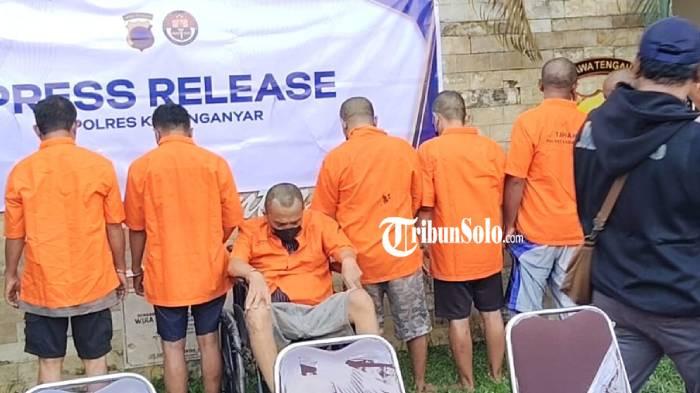 TERSANGKA. Tujuh pelaku yang terlibat dalam perampokan mobil pikap milik Farid Ahyar (55), warga asal Kabupaten Demak, yang ditemukan tewas di Kecamatan Gondangrejo, Kabupaten Karanganyar dihadirkan polisi, Jum'at (28/11/2025).