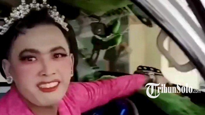 Viral Tulus, Mas-mas Sopir Ambulans Berkebaya Pink Antar Pasien, Sempat Lari 500 Meter dari Karnaval