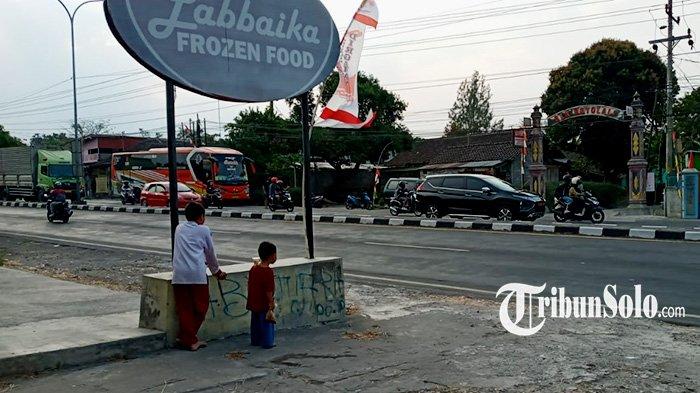 Tumpahan Solar 200 Meter di Jalan Solo-Semarang, Pengendara Berjatuhan, Dibersihkan Damkar Boyolali