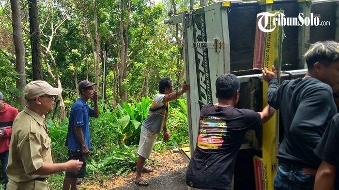 Petaka Jalur Tunggangan Wonogiri, Truk Jagung 5 Ton Terguling, Mundur Tabrak Tebing