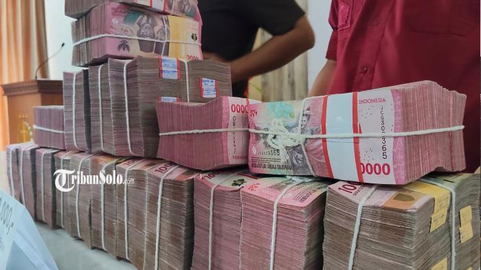 UANG Rp1,9 MILIAR - Penampakan uang sejumlah Rp1,9 miliar yang dihadirkan di Kejari Karanganyar, Rabu (4/2/2026). Uang tersebut merupakan barang bukti hasil dua perkara korupsi yakni tindak pidana korupsi alat kesehatan (Alkes) Dinkes Karanganyar dan kasus penempatan dana PUD BPR Bank Karanganyar ke BPRS Dana Mulya tahun 2019-2022.