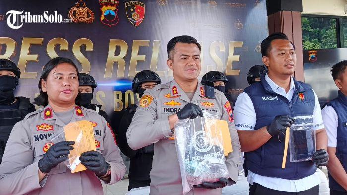 UNGKAP KASUS - Kapolres Boyolali AKBP Indra Maulana Saputra memberikan keterangan pers terkait kasus sate maut di Desa Sindon, Kecamatan Ngemplak, Senin (8/6/2026). Polisi menetapkan PW (40), anak menantu korban, sebagai tersangka pembunuhan berencana