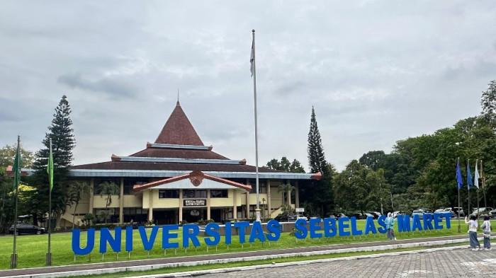 KAMPUS DI SOLO - Potret Gedung Rektorat Universitas Sebelas Maret berlokasi di Jl. Ir. Sutami No.36, Jebres, Kec. Jebres, Kota Surakarta, Jawa Tengah, foto diambil pada 21 Januari 2026.