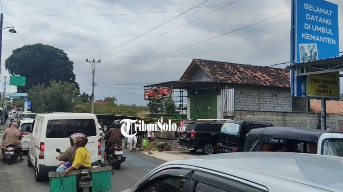 PADAT. Lalu lintas di kawasan Umbul Pelem, Klaten pada Minggu (22/3/2026). Kawasan tersebut terpantau padat.