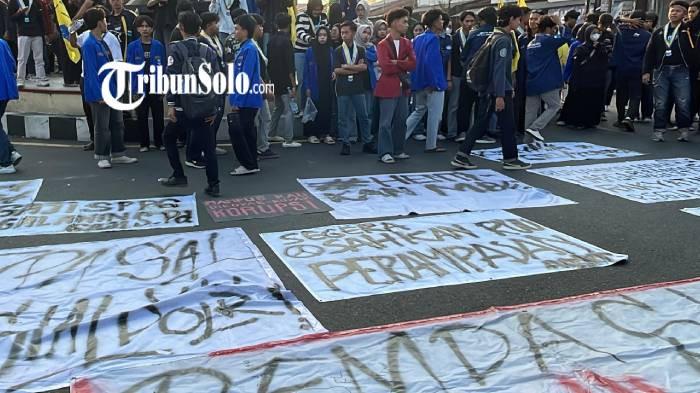 UNJUK RASA. Ratusan mahasiswa yang tergabung dalam aksi 