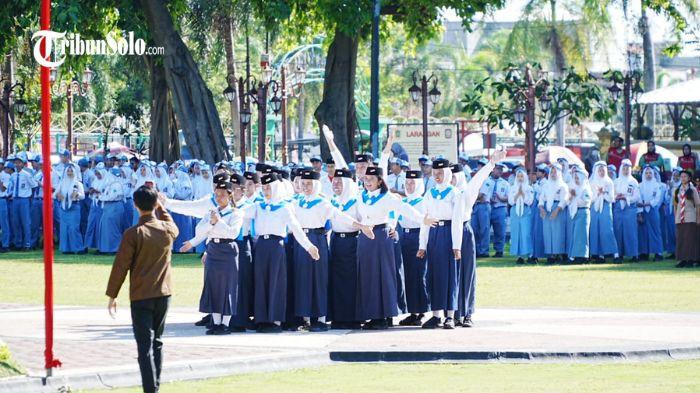 Upacara dalam peringatan Hari Pendidikan Nasional 2026