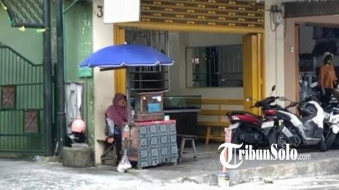 LAPAK KEMASAN - Usaha jual beli emas atau Kemasan di kawasan Coyudan Kota Solo ada yang turun temurun bahkan sampai puluhan tahun.