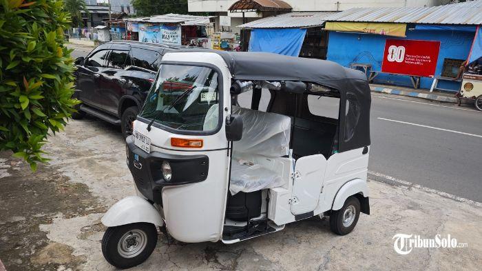BAJAJ DI SOLO - Viral Bajaj Maxride beroperasi di jalanan Kota Solo, beberapa waktu lalu. Dinas Perhubungan (Dishub) bersama Satuan Lalu Lintas (Satlantas) Polresta Solo kembali memasang rambu larangan melintas di sejumlah ruas jalan utama pada Kamis (12/2/2026).