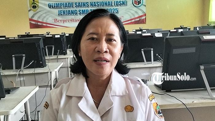 WAS-WAS - Sosok Dwi Kristiani Mulyaningsih, salah satu guru honorer di SMPN 1 Sragen, saat ditemui TribunSolo.com, Rabu (13/5/2026). Dwi Kristiani Mulyaningsih sudah menjadi guru berstatus honorer selama 24 tahun. Kini, munculnya wacana penghapusan guru honorer justru membuat dirinya dan rekan-rekan sesama guru non-ASN semakin cemas.