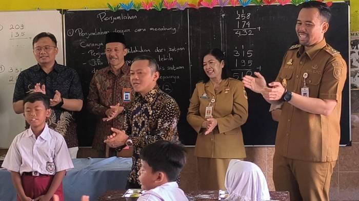 Kompak, Wabup Klaten Dampingi Wamendikdasmen Tinjau Program Makan Bergizi Gratis di SDN Mlese
