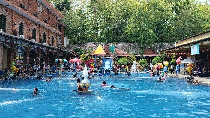 Pengunjung menikmati onyek wisata di Waduk Cengklik Park Boyolali, Senin (25/12/2023)