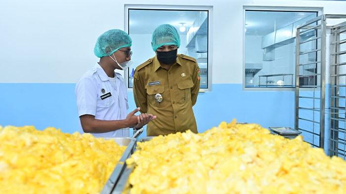 Wakil Bupati Sukoharjo, Eko Sapto Purnomo melakukan sidak di dapur SPPG Kecamatan Baki