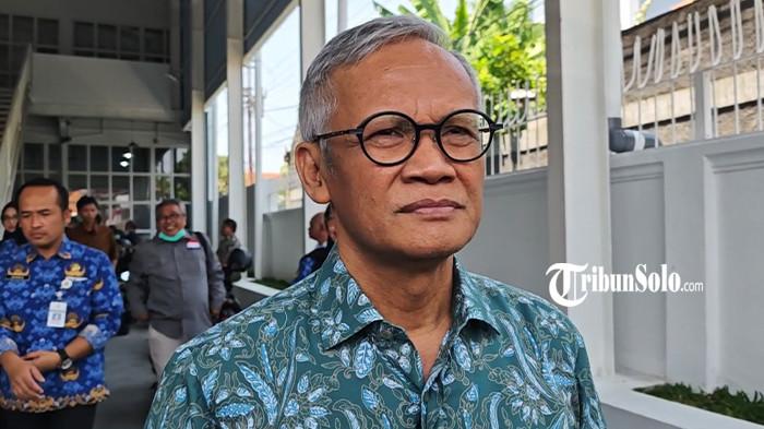 MINTA TETAP JALAN - Wakil Ketua Komisi 2 DPR RI Aria Bima saat ditemui usai meninjau SPPG Laweyan Kota Barat, di Solo, Jumat (17/10/2025). Pembangunan Satuan Pelayanan Pemenuhan Gizi (SPPG) Pajajaran Utara III Nomor 46 Sumber, Banjarsari, Solo menuai protes warga sekitar. Aria Bima menegaskan pembangunan SPPG harus tetap berjalan karena telah mengantongi ijin operasional.