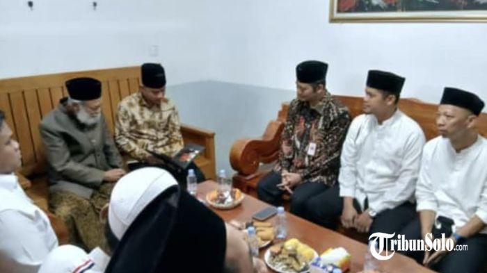 KUNJUNGAN GIBRAN - Wakil Presiden (Wapres) RI, Gibran Rakabuming Raka, melakukan silaturahmi ke Pondok Pesantren Annajah Dawar di Kecamatan Mojosongo, Jumat (27/3/2026). Acara silaturahmi digelar secara tertutup.
