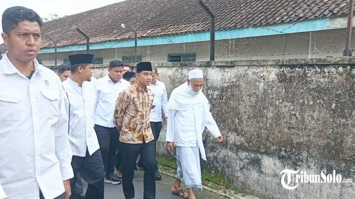 SALAT JUMAT - Wakil Presiden (Wapres) RI Gibran Rakabuming Raka bersama pendiri Ponpes Annajah KH. Abdul Hamid jalan kaki saat menuju masjid salat Jumat (27/3/2026). Sebelumnya, Gibran melakukan pertemuan dengan KH. Abdul Hamid.