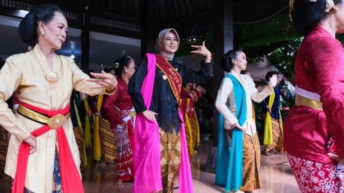 Wakil Wali Kota Solo Astrid Widayani ikut menari Gambyong dengan para maestro tari di event Jebres Menari Pendopo Gendhon Humardani, Rabu (29/4/2026).
