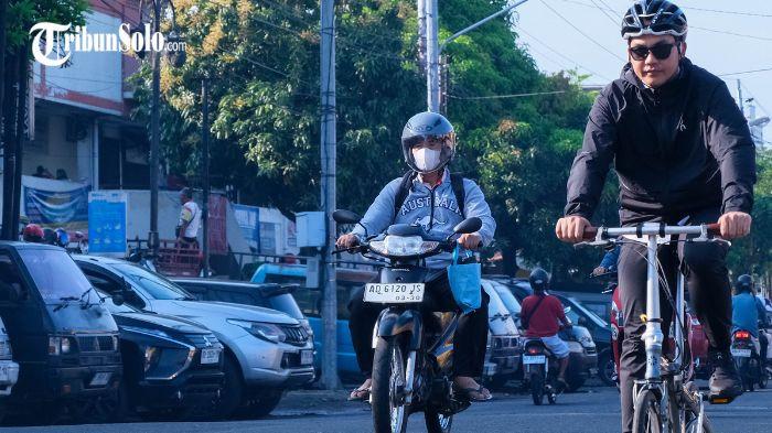 JUMAT BERSEPEDA - Wali Kota Solo Respati Ardi bersepeda saat meninjau sejumlah titik, belum lama ini. Pemerintah Kota Solo tengah menggalakkan program Jumat Bersepeda bagi Aparatur Sipil Negara (ASN).