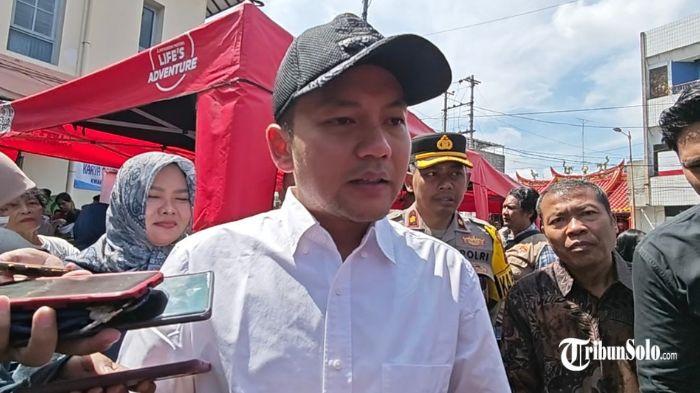 THR - Wali Kota Solo, Respati Ardi, saat ditemui Kamis (19/3/2026). Respati menegaskan pihaknya akan terus menekan perusahaan agar memenuhi kewajiban pembayaran THR sesuai ketentuan yang berlaku.
