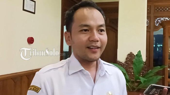 TUNDA PENCAIRAN HIBAH - Wali Kota Solo Respati Ardi saat ditemui di kantornya, Senin (24/11/2025). Ia menegaskan bahwa Pemerintah Kota Solo akan tetap patuh pada regulasi terkait pencairan dana hibah untuk Keraton Kasunanan Surakarta.