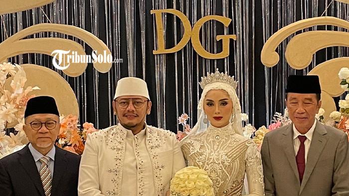 SEMPAT TERTUNDA - Wali Kota Tegal, Dedy Yon Supriyono, menikah dengan Gadis Febriana di Hotel Grand Mercure Solo Baru, Jumat (10/10/2025). Ijab kabul yang dijadwalkan berlangsung pukul 09.30 WIB, tertunda hampir satu jam karena penghulu yang dikabarkan mengalami keterlambatan.