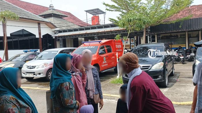 GERUDUK POLRES - Warga Banyudono Boyolali menggeruduk Polres Boyolali untuk melaporkan dugaan asusila terhadap bocah 5 tahun, Senin (12/1/2026). Terduga pelaku disebut bukan kali ini saja melakukan perbuatan tak senonoh. Sudah ada beberapa warga yang mengungkap kejadian serupa.