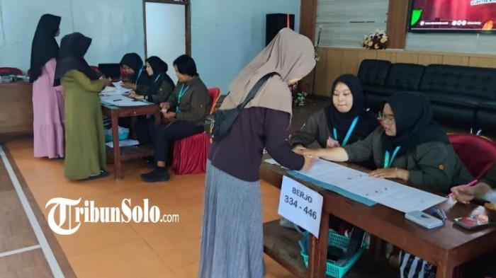 TERIMA THR - Warga Desa Berjo menerima THR Rp 500 ribu di Balai Desa Berjo, Kecamatan Ngargoyoso, Kabupaten Karanganyar, Selasa (3/3/2026).