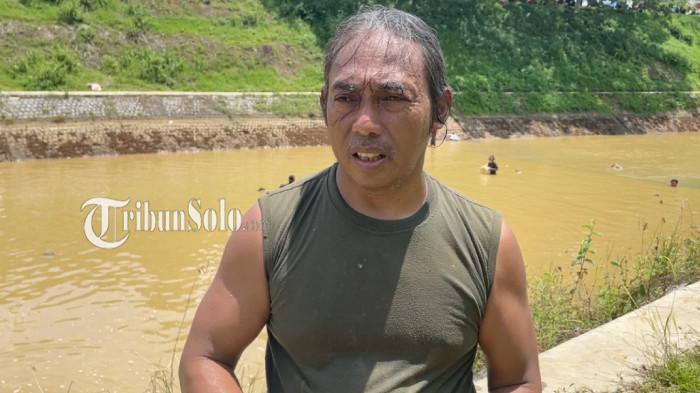 JARAK JAUH. Sugiyanto (50) warga Karanganyar yang rela menempuh 26 Km ke Sukoharjo hanya untuk berburu ikan di Dam Colo pada Selasa (18/11/2025).
