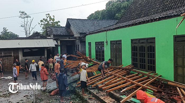 RATA DENGAN TANAH - TRC BPBD Boyolali bersama warga kampung halaman Randusari, Kelurahan Kemiri, Kecamatan Mojosongo, membersihkan puing-puing bangunan teras rumah warga yang roboh tertimpa pohon yang tumbang, Jumat (6/3/2026). Teras rumah itu roboh tertimpa pohon rambutan gegara diterpa angin kencang. Satu motor yang terparkir di teras juga mau tak mau tertimpa.