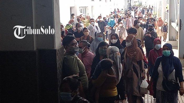 Warga Membludak di Stasiun Solo Balapan, Antrean Mengular Hendak Naik KRL Solo-Yogyakarta