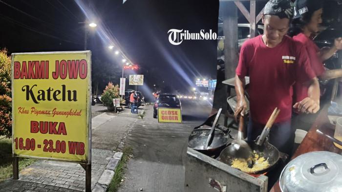 LARIS MANIS - Warung Bakmi Jawa Ketelu khas Piyaman Gunung Kidul di Jalan Solo–Jogja, Prambanan, Klaten, Sabtu (21/3/2026). Warung bakmi jawa ini kebanjiran pesanan hingga harus menutup order lebih awal sebelum jam operasional berakhir, tepatnya 3 jam lebih awal. Jika di hari biasa bisa menjual ratusan porsi, pada lebaran kali ini mereka bisa menjual 1.000 porsi per harinya.