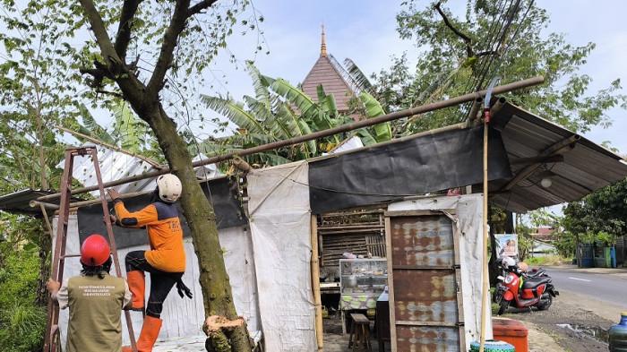 TERHEMPAS: Atap bangunan warung makan di Desa Bulan, Kecamatan Wonosari, Kabupaten Klaten, rusak terhempas angin, Rabu (25/2/2026)