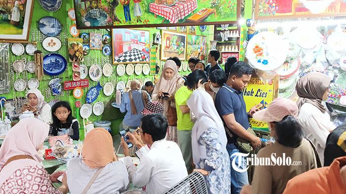 RAMAI PEMBELI - Warung Selat Mbak Lies yang berlokasi di Jalan Yudhistira No.9, Serengan, Kecamatan Serengan, Kota Solo, tampak kebanjiran pembeli, Senin (23/3/2026). Saking membludaknya, tak jarang pembeli pun sampai harus menunggu 30 menit hingga satu jam agar bisa menikmati kelezatan kudapan khas Solo tersebut.